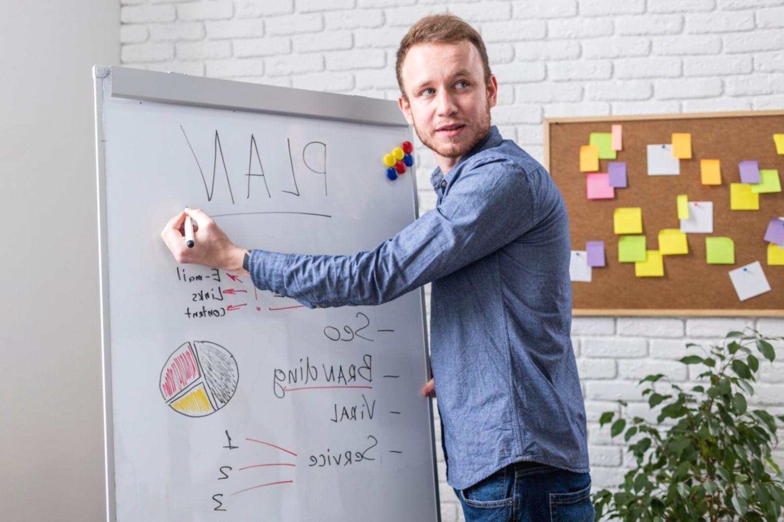 Modernes Finanzteam bei der Arbeit in unserem Büro